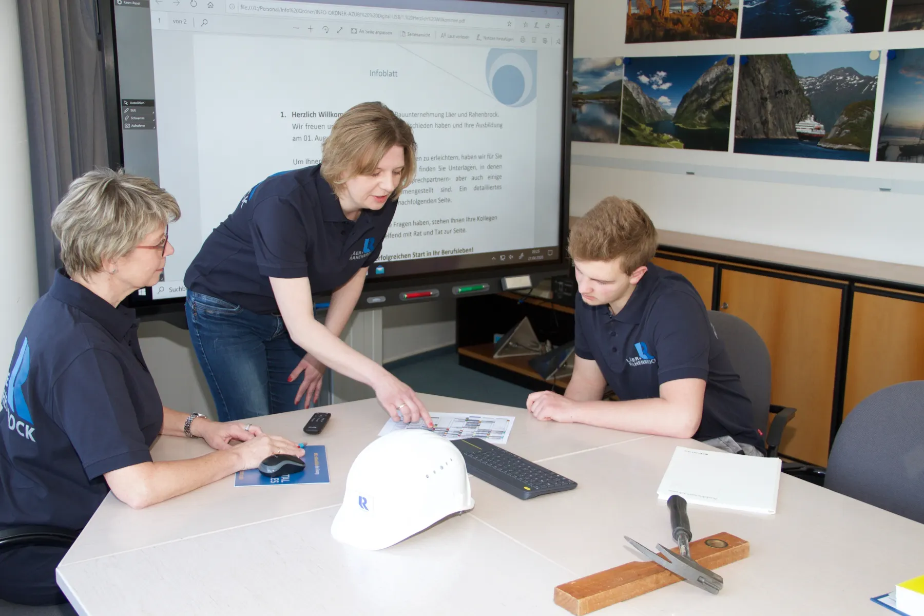 Mitarbeiterinnen und Mitarbeiter besprechen im Büro gemeinsam ein Projekt