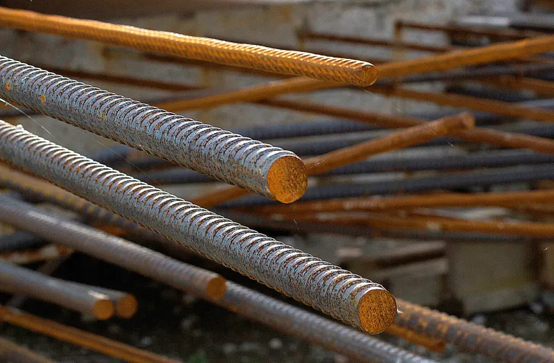 Verlegte Bewehrungsstäbe vor dem Betonieren einer Decke