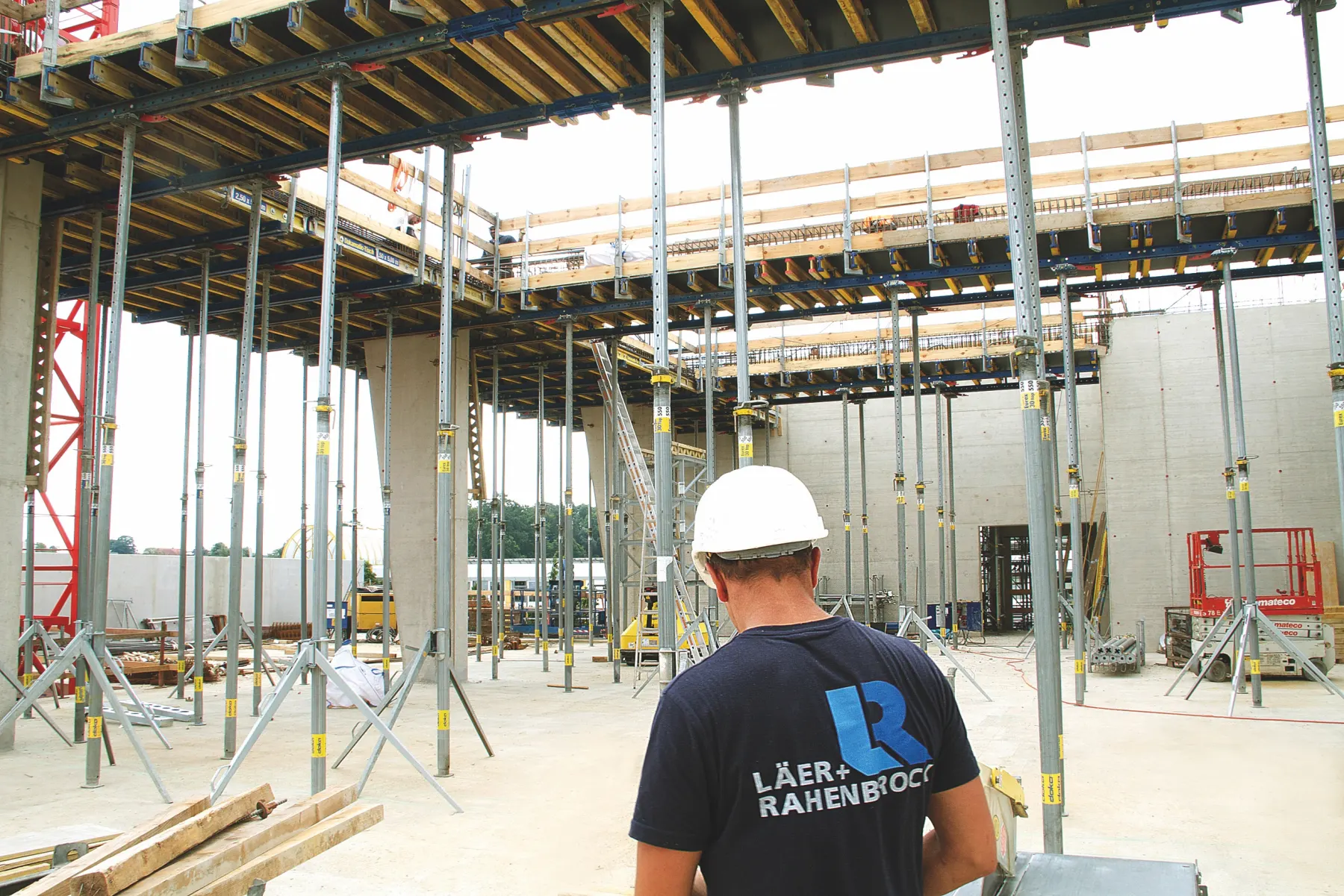 Fertiggestelltes Stützenraster einer Industriehalle im Rohbau
