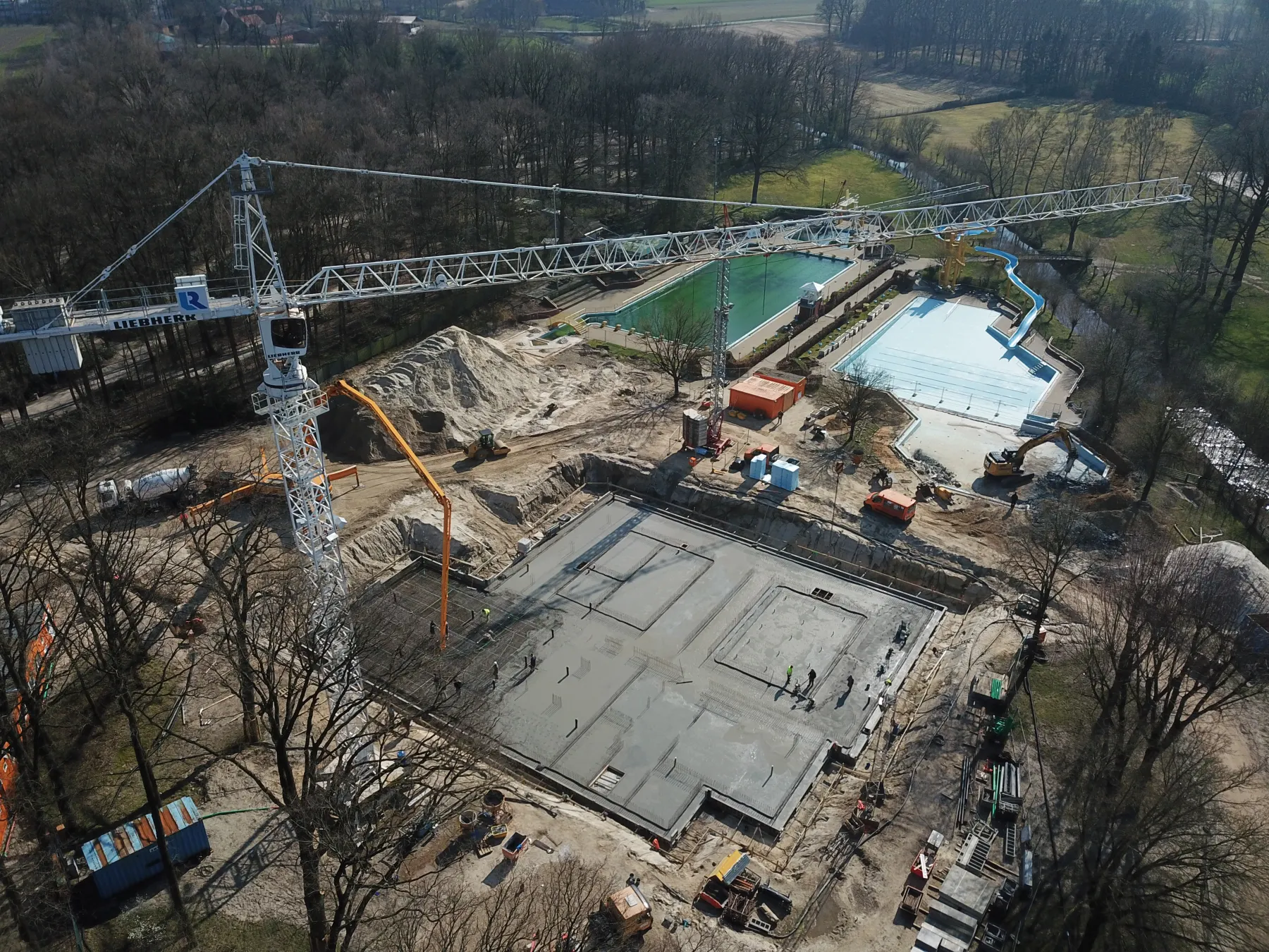Neues Schwimmbecken im Bau neben dem Bestandsbad in Emsdetten