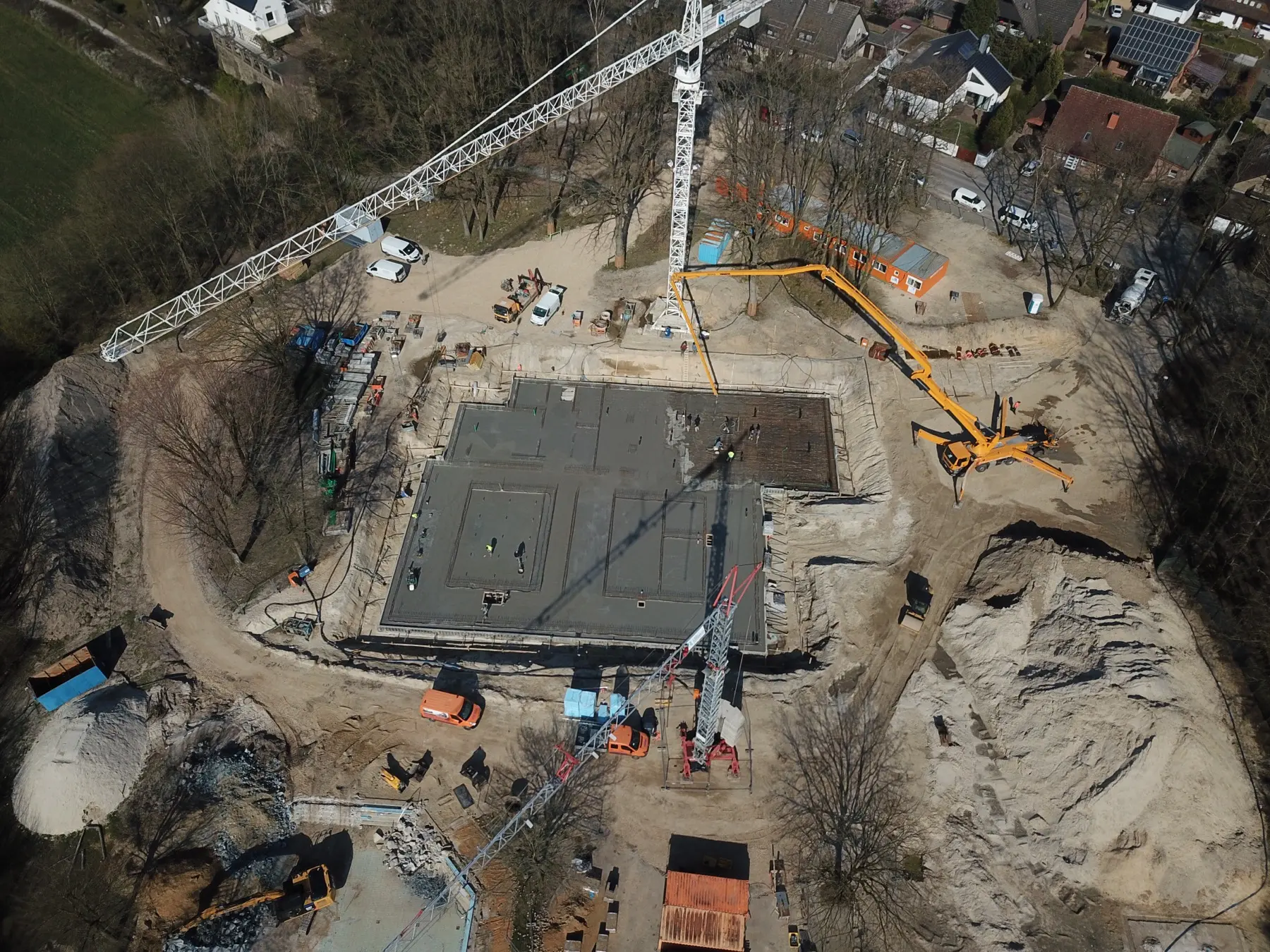Betonierte Beckensohle des neuen Schwimmbeckens in Emsdetten
