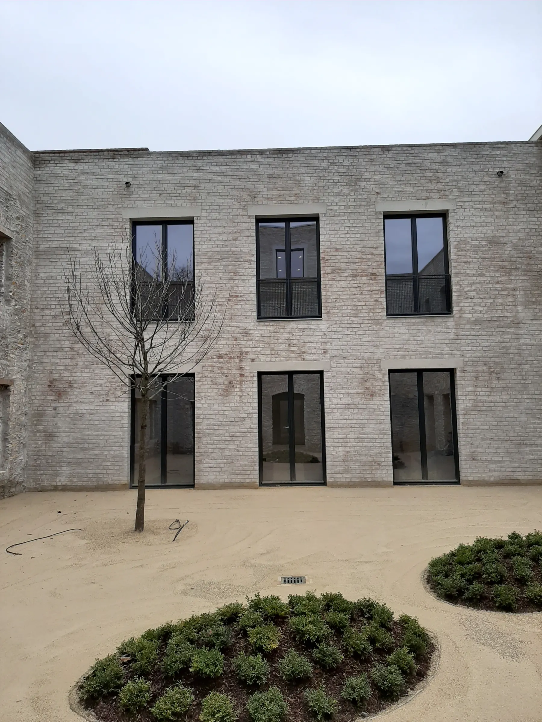 Natursteinfassade des Neubaus STV Paderborn