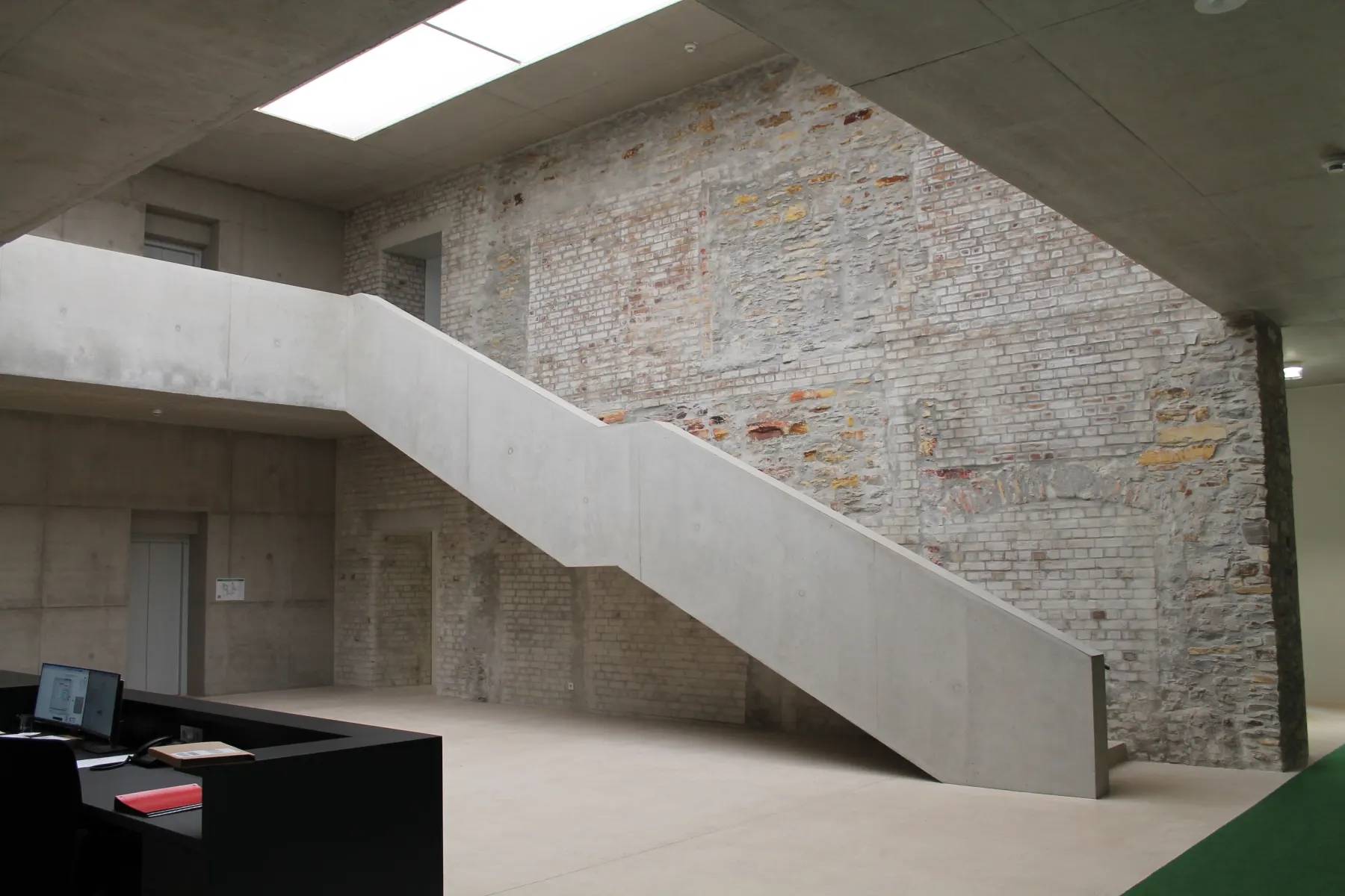Innenraum mit Natursteinwand und Treppe, STV Paderborn