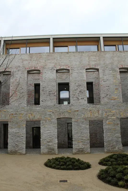 Natursteinfassade des STV-Neubaus in Paderborn