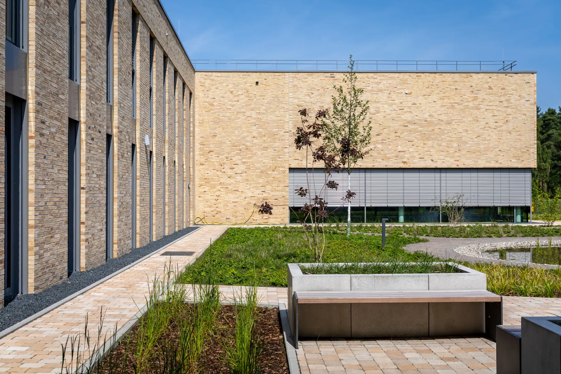 Fassade des Wasserwerks Hornheide am Wasserbecken