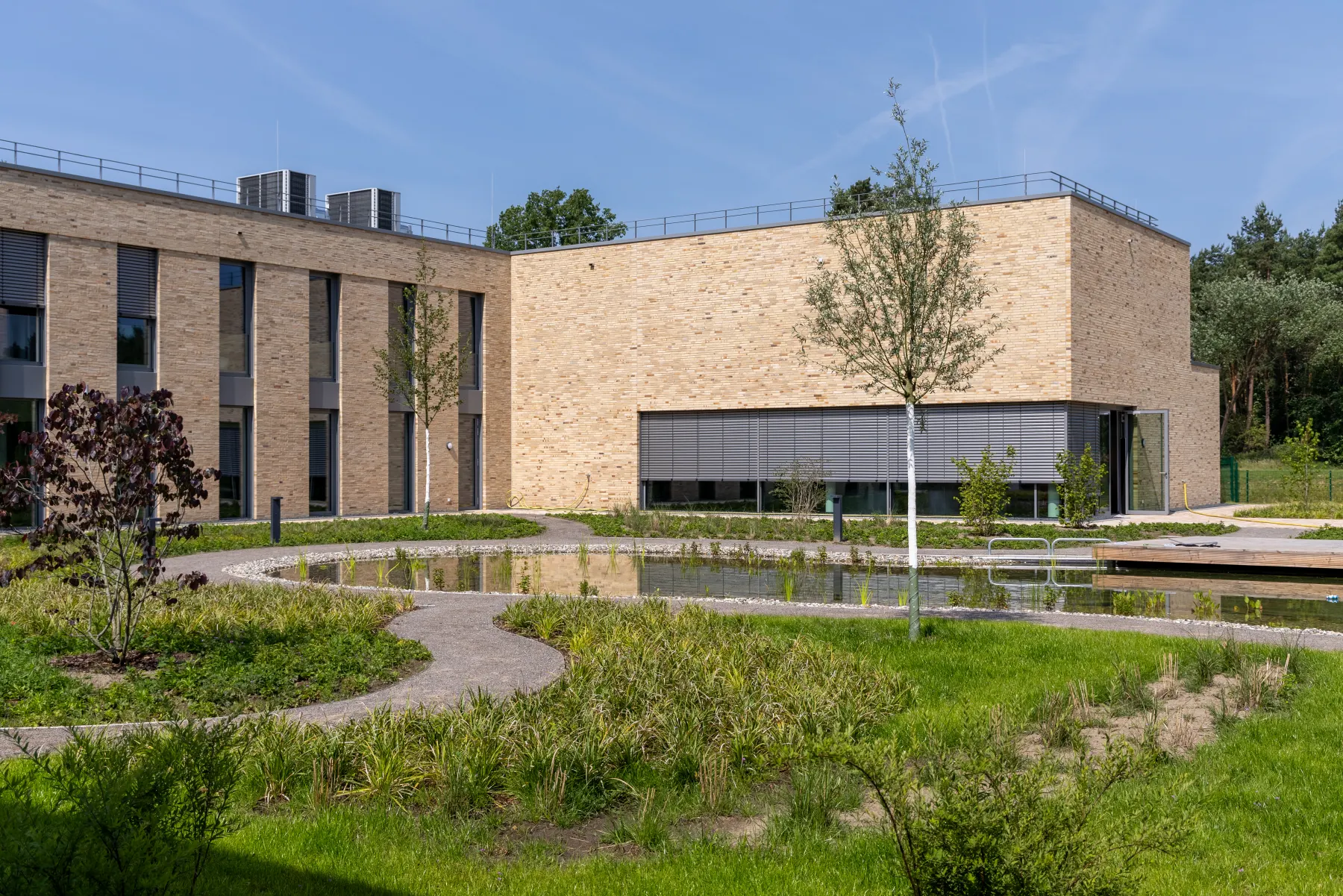 Innenhof des Wasserwerks Hornheide mit Regenwassergarten