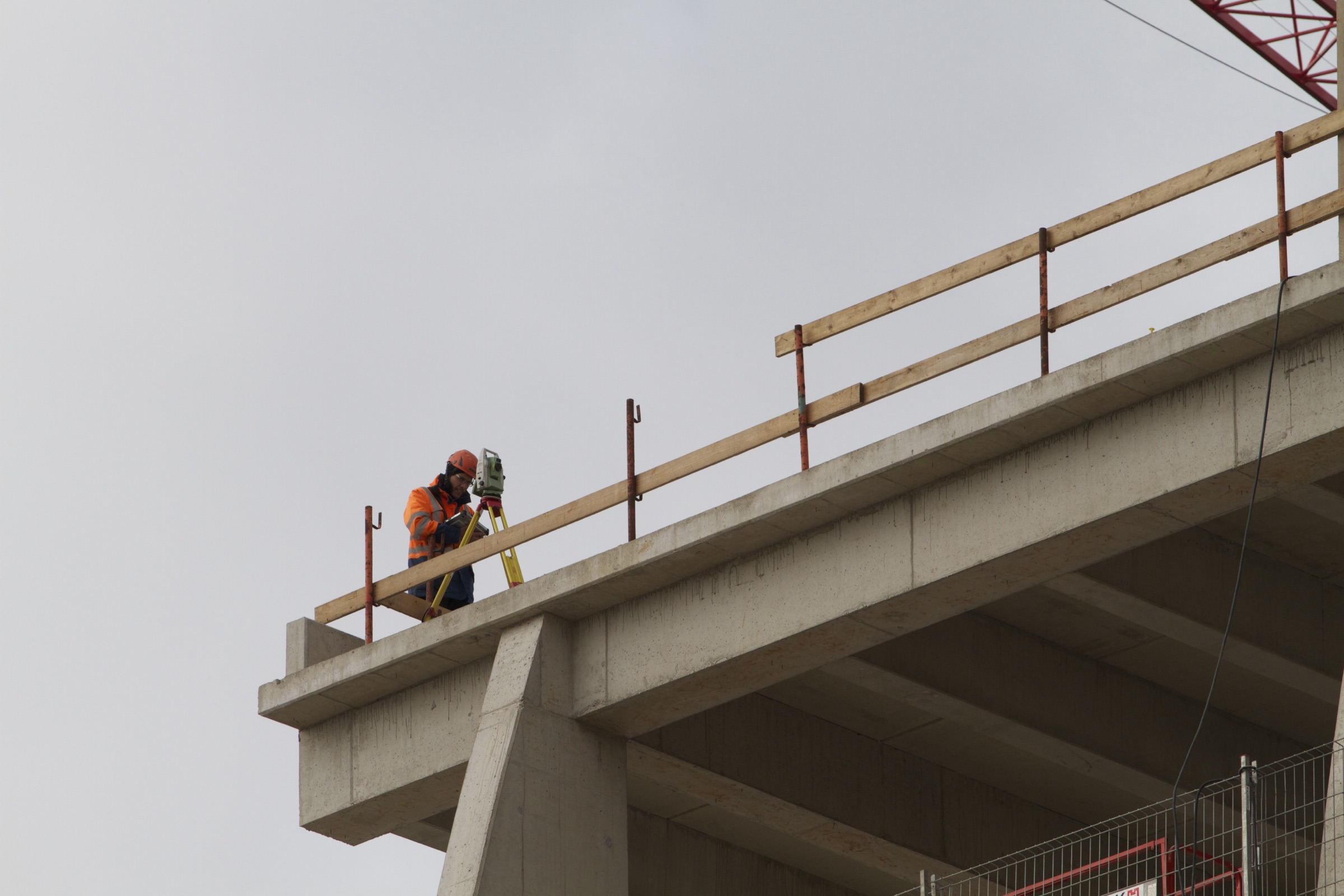 Arbeiter auf einem Stahlbeton-Tragwerk
