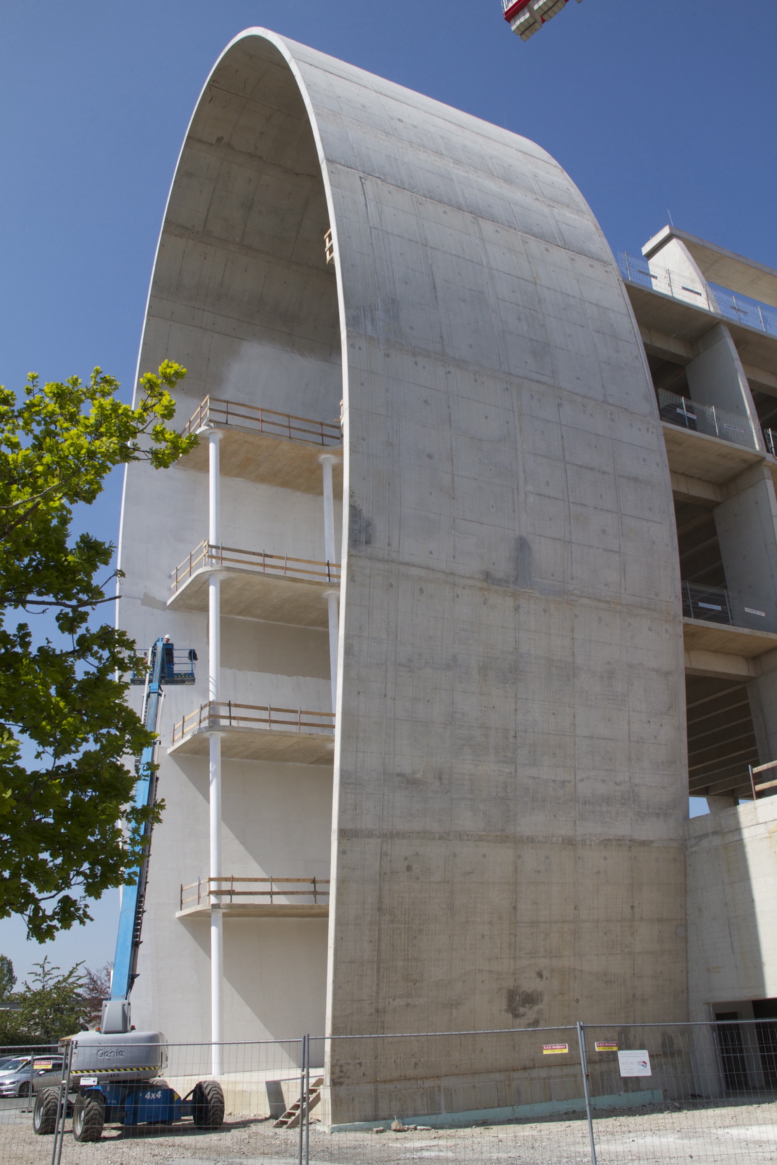 Gekrümmtes Sichtbeton-Schalenbauwerk im Bau